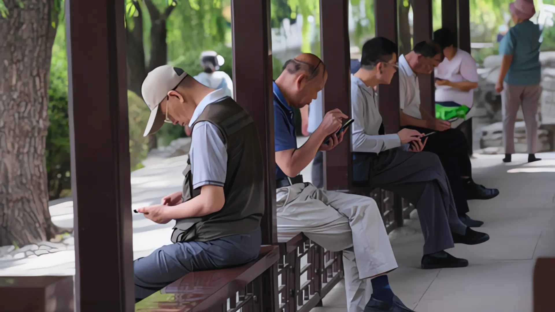 手机正在毁掉中国老人！孤独和算法成了父母的“电子枷锁”