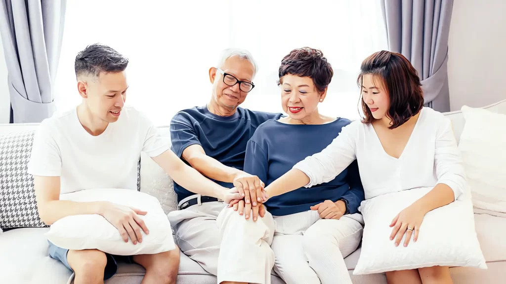 手机正在毁掉中国老人!孤独和算法成了父母的“电子枷锁”