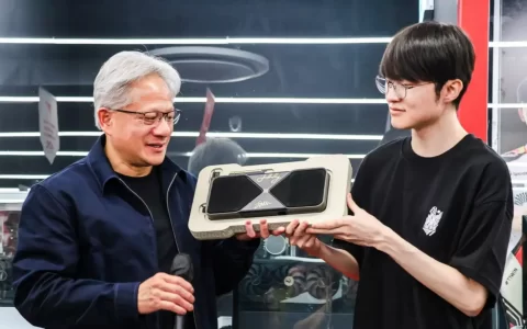 黄仁勋刚到韩国就去网吧见Faker，只为送一张显卡？