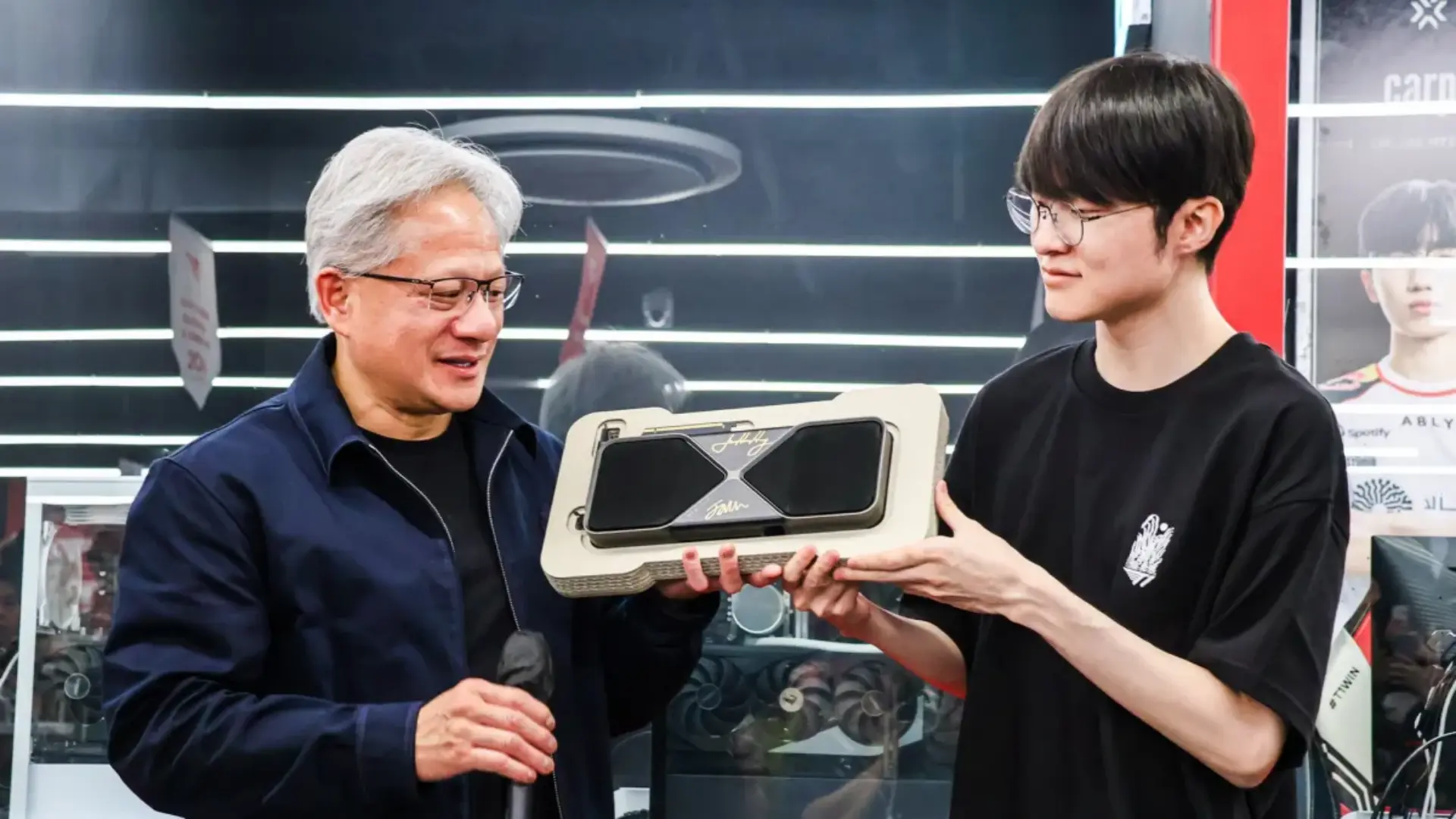 黄仁勋刚到韩国就去网吧见Faker，只为送一张显卡？