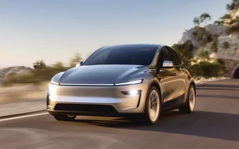 对手围了两年，山顶还是特斯拉 Model Y 的