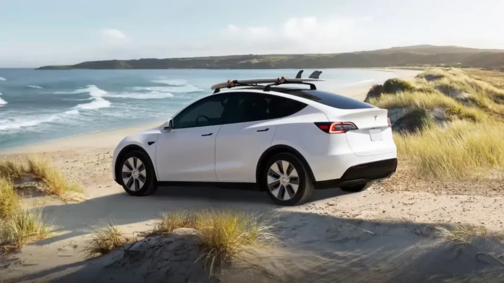 对手围了两年,山顶还是特斯拉 Model Y 的 对手围了两年,山顶还是特斯拉 Model Y 的